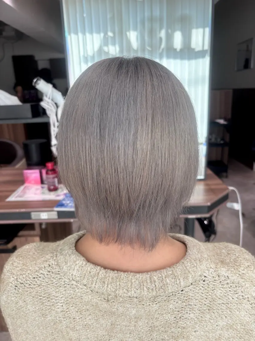 ショート カラー ブリーチ グレージュ シルバー ホワイトシルバー ヘアカラー 山田 悠朱里のヘアスタイル