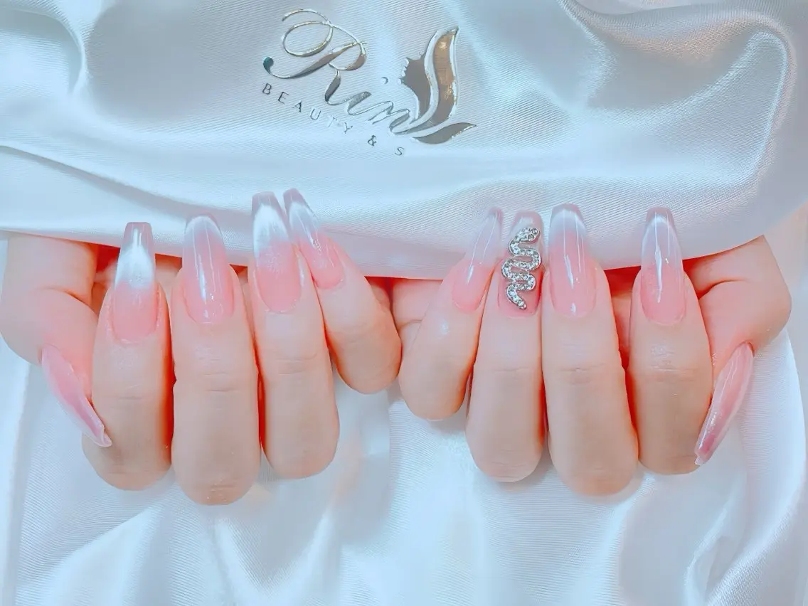 ネイル チークネイル フレンチネイル ガラスフレンチ グラデーション キラキラネイル ハンドネイル Rin Nail 新大久保店のネイルデザイン
