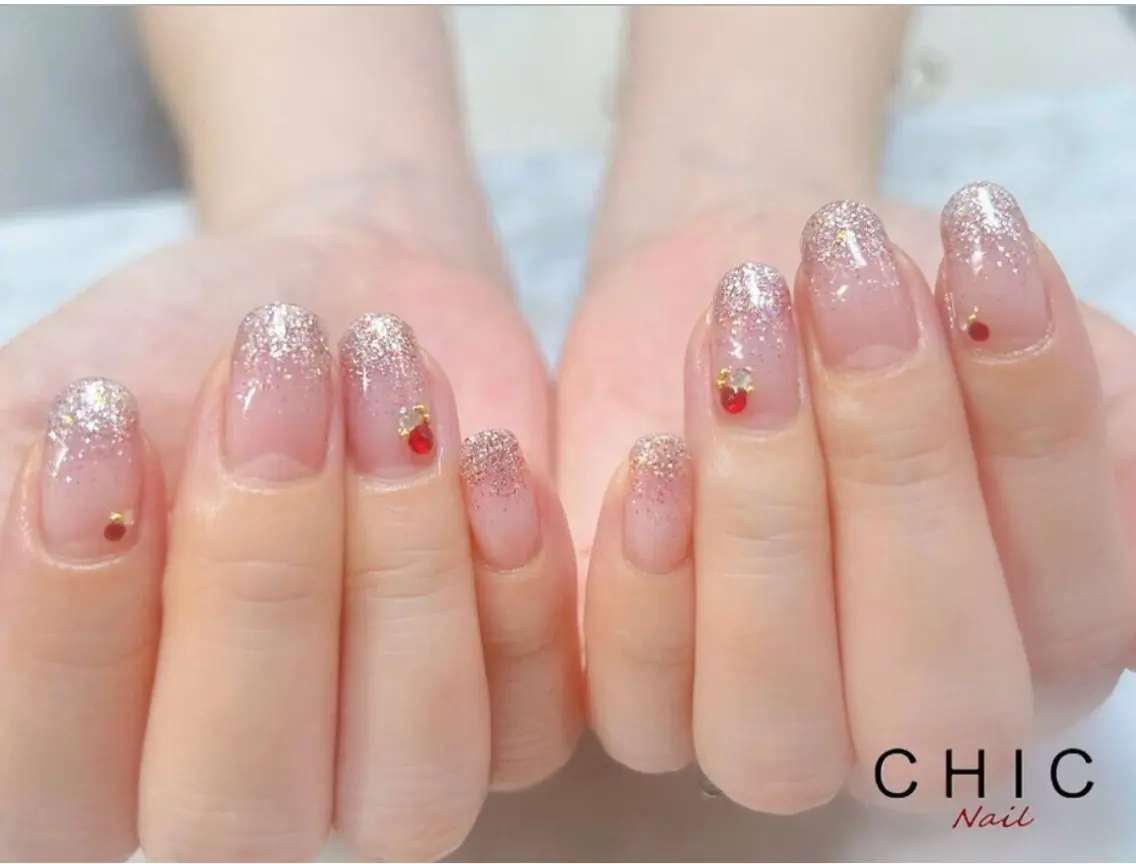 ネイル グラデーション ラメ(グリッター) ラメグラデーション ストーンネイル ハンドネイル CHICnail🪽 /目黒/パラジェルのネイルデザイン
