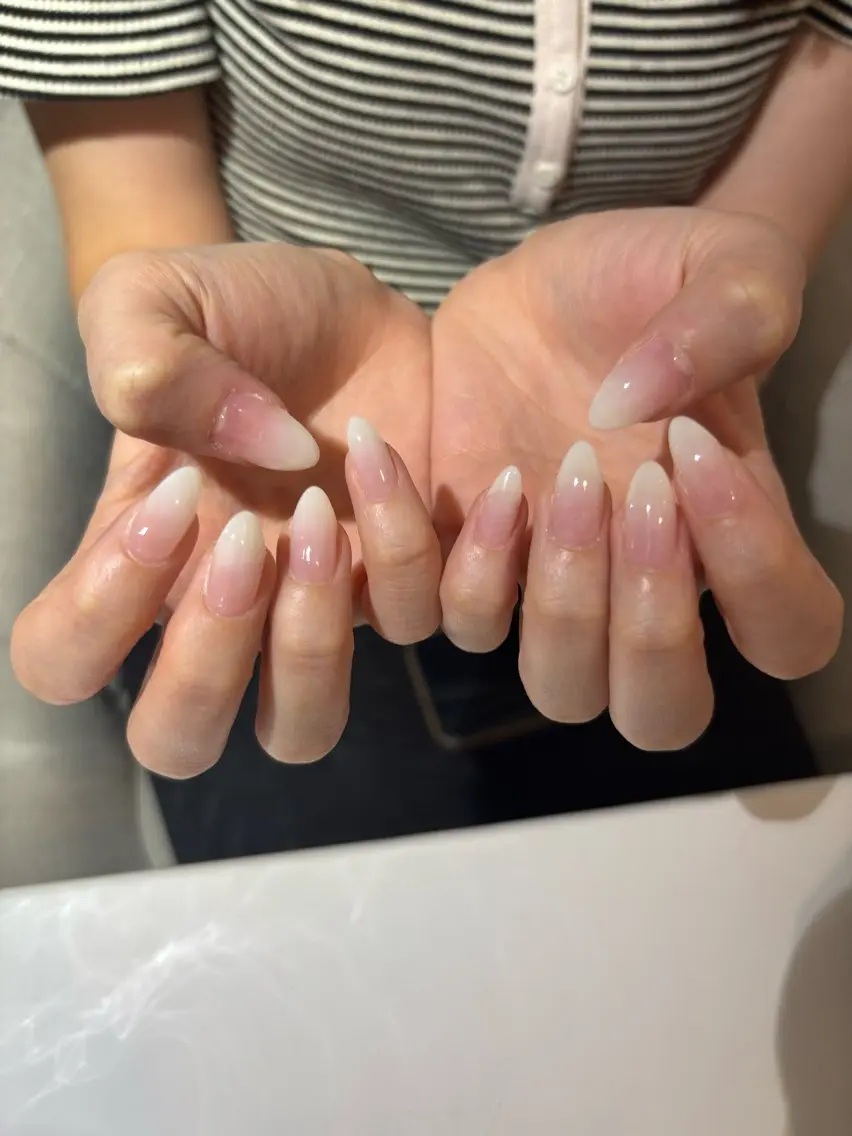 ネイル グラデーション オフィスネイル 冬ネイル ハンドネイル 肌管理&nail Salon  Duxのエステ・リラクイメージ