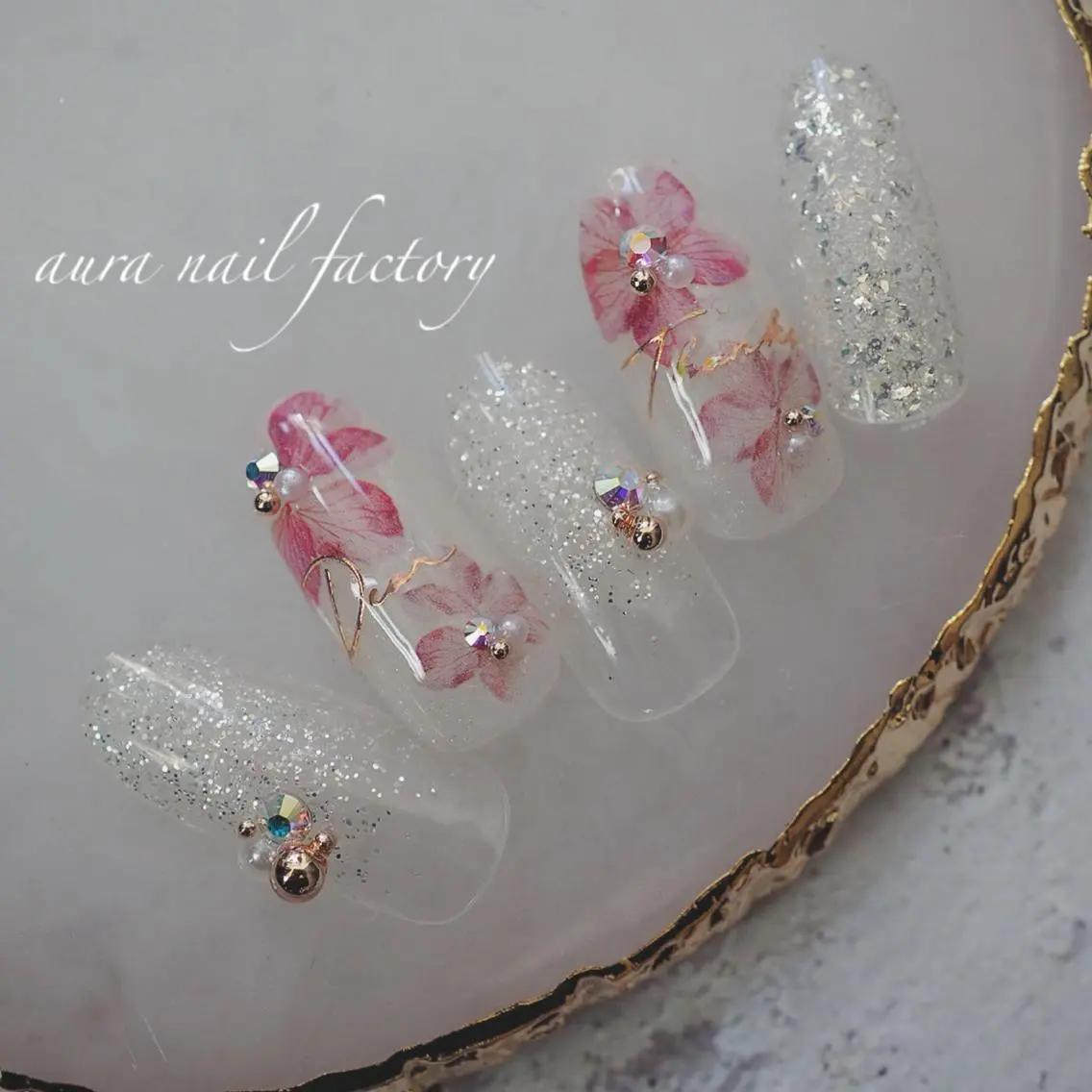 ショート カラー ネイル 桜ネイル ニュアンスネイル 赤色 赤羽 aura 深爪矯正 自爪育成のネイルデザイン