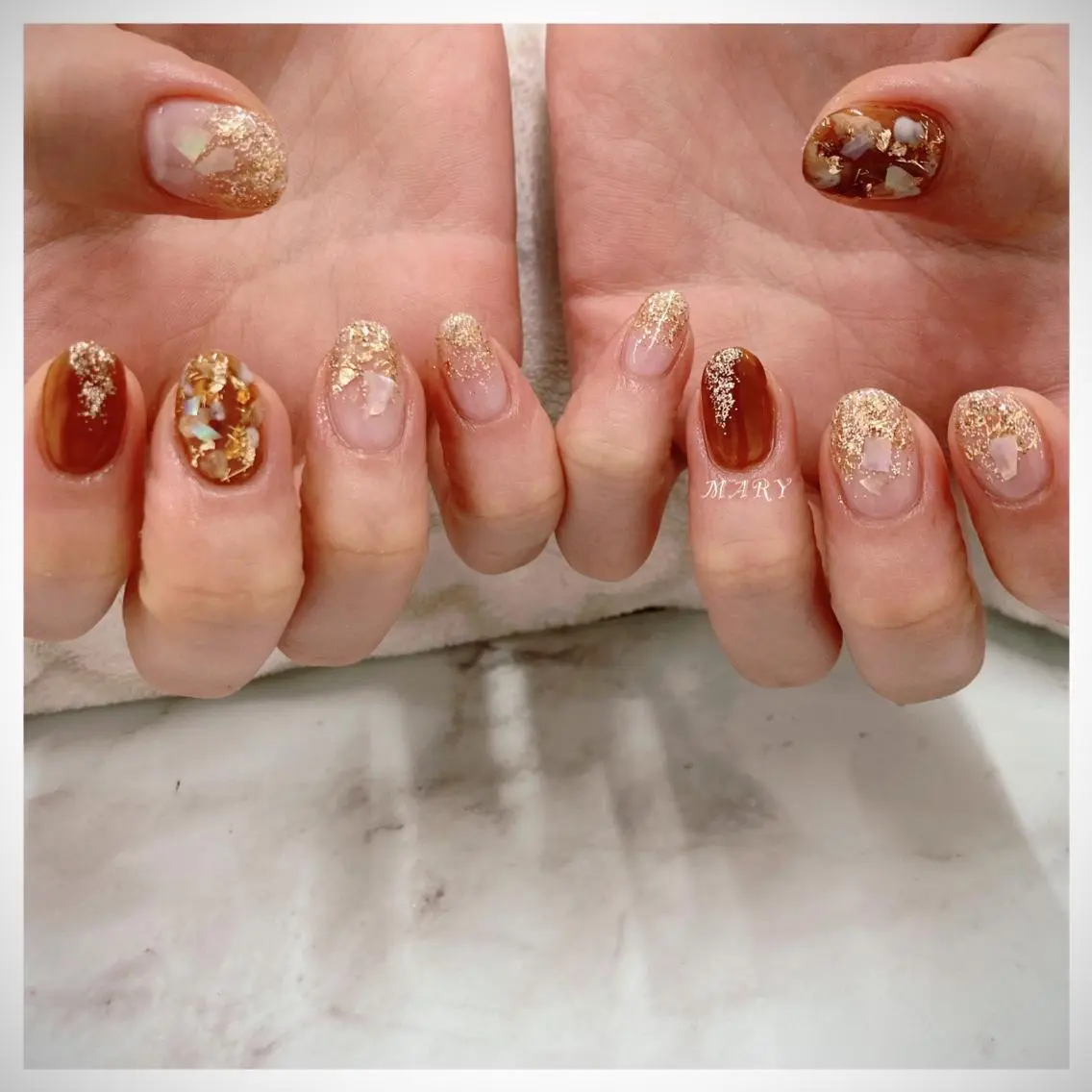 ネイル アートネイル ブラウン ゴールド グラデーション キラキラネイル ハンドネイル Mary nail .narumiのネイルデザイン