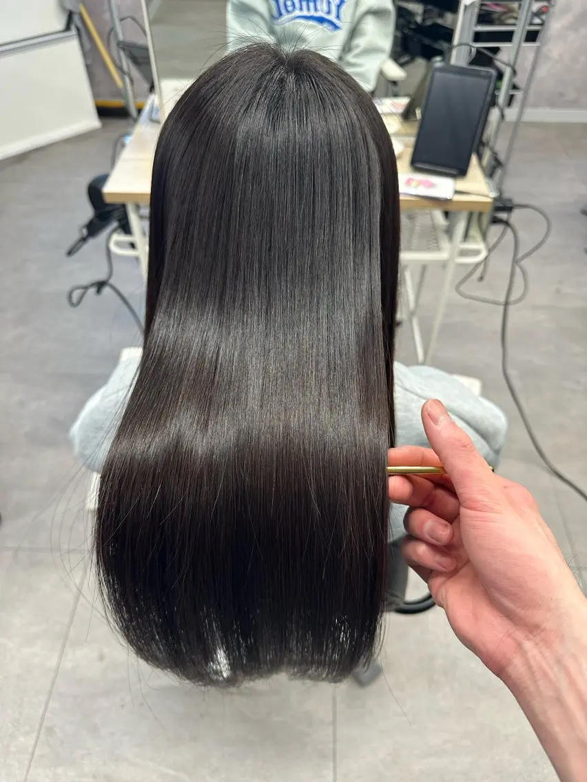 セミロング カット ヘアカラー トリートメント 艶髪、髪質改善 富田隼仁のヘアスタイル