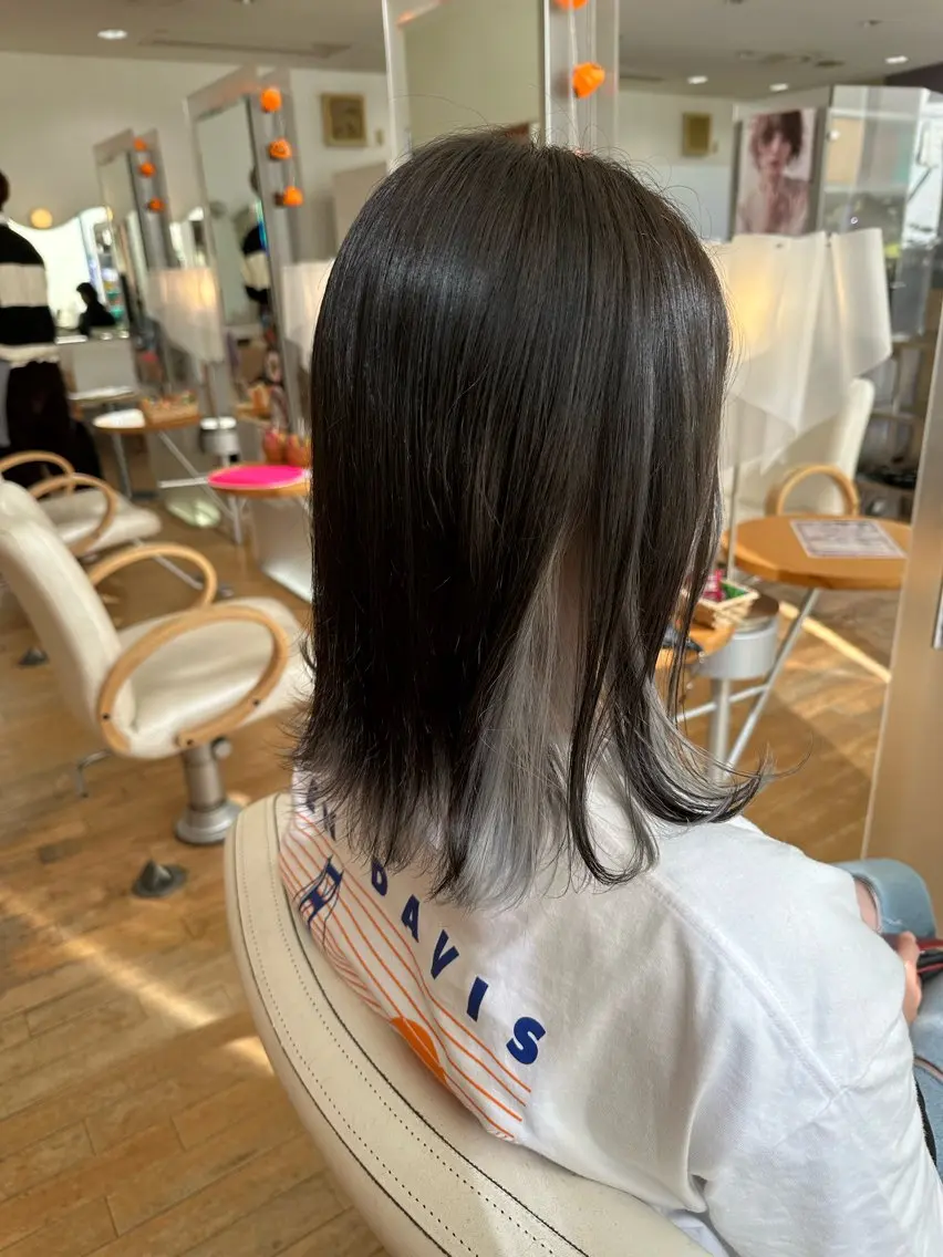 カラー シルバー 山本 瑠華のヘアスタイル