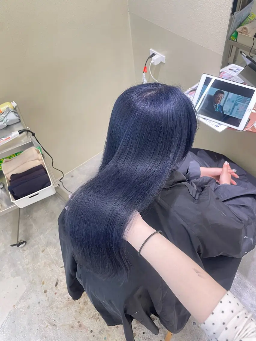 ロング カラー ブリーチ ブルーカラー ネイビーカラー ハイトーン💖/ ✨️モテ艶カラー💎のヘアスタイル