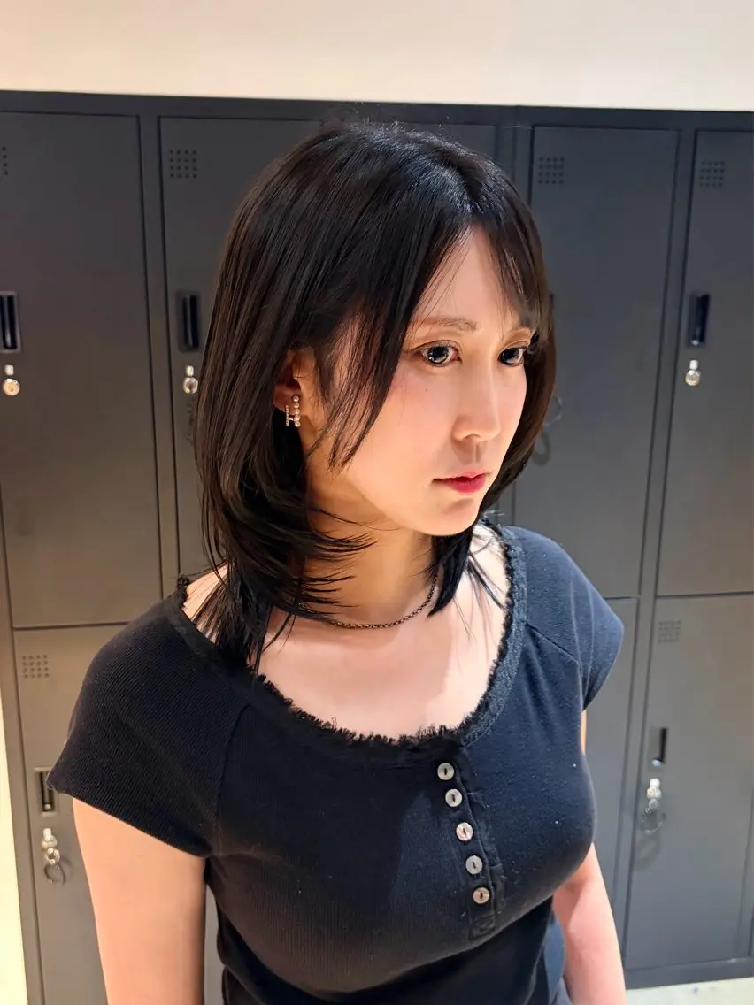 ミディアム カラー 黒髪 ブルーカラー ブルーブラック 透明感カラー 石井 樹音のヘアスタイル