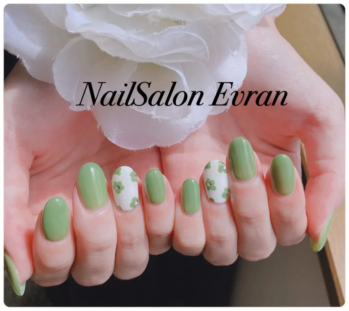 ネイル アートネイル フレンチネイル マグネットネイル 持ち込み ニュアンスネイル ハンドネイル Nail salon Evranのネイルデザイン