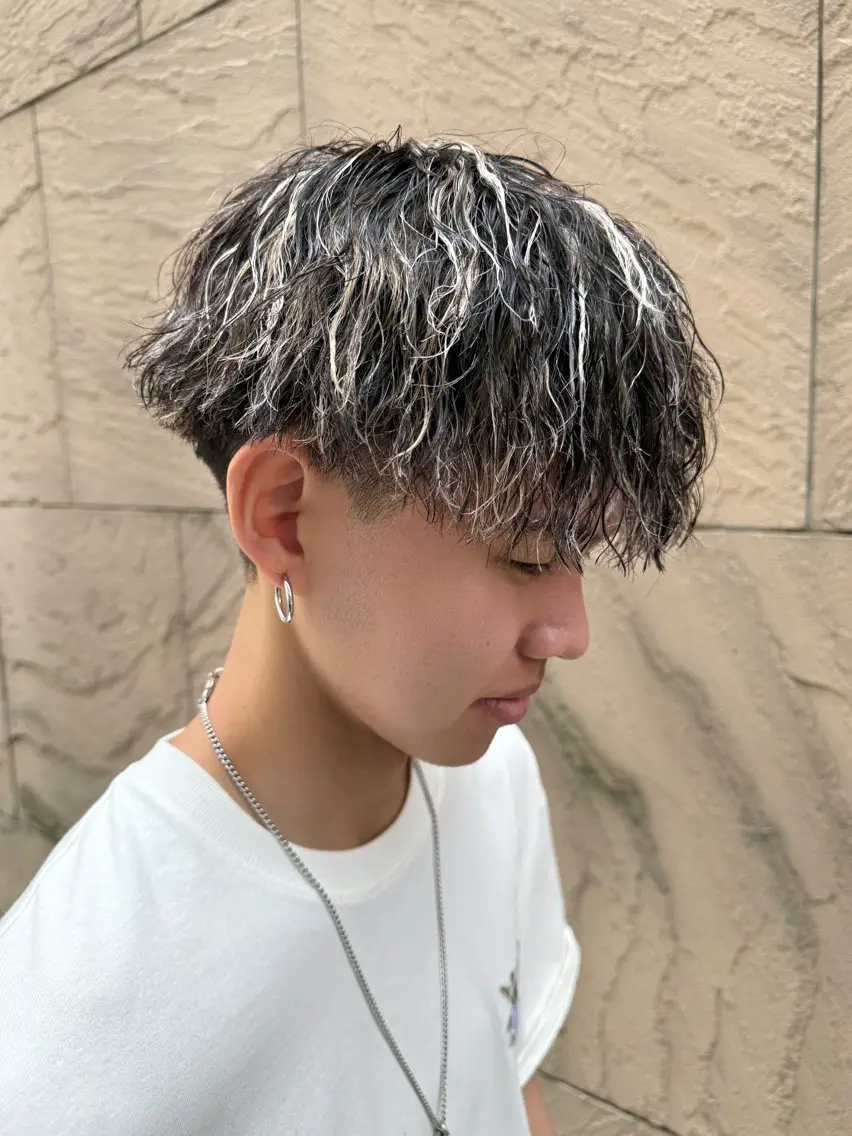 パーマ メンズ メンズハイライト メンズメッシュ マッシュ メンズパーマ ツイストスパイラルパーマ カット パーマ メンズパーマ特化/ シャドウ/波巻/陸翔のヘアスタイル