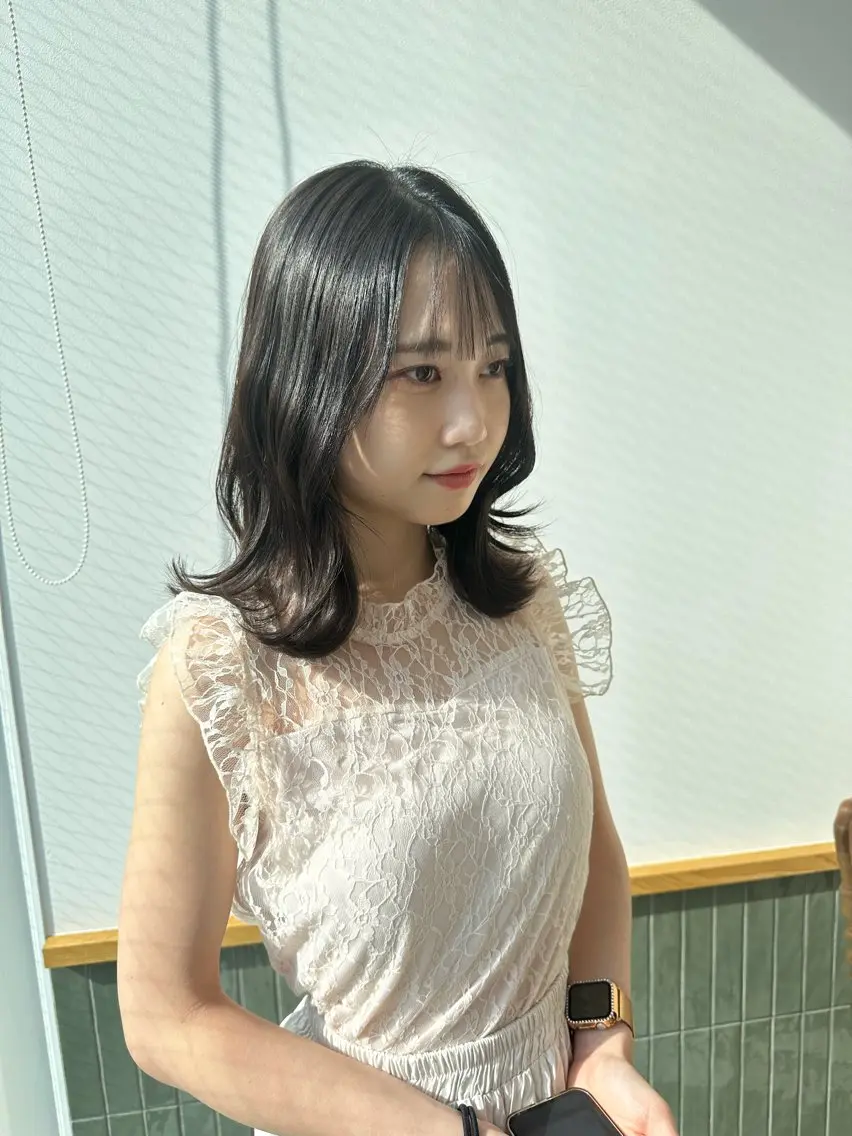 ミディアム くびれヘア レイヤーカット 外ハネヘア カット ヘアカラー トリートメント ブリーチなし/レイヤ ー特化🌈Tommyのヘアスタイル
