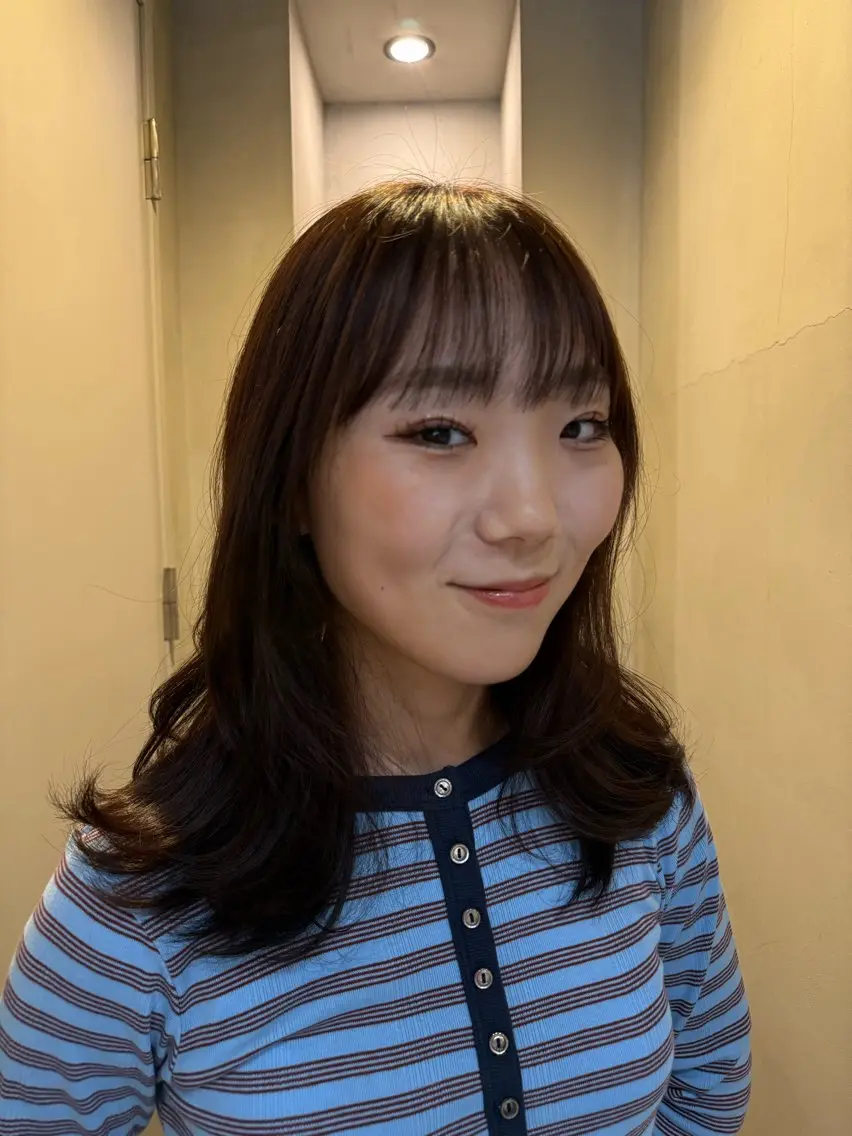 セミロング fashionに溶け 込む透明感カラーのヘアスタイル