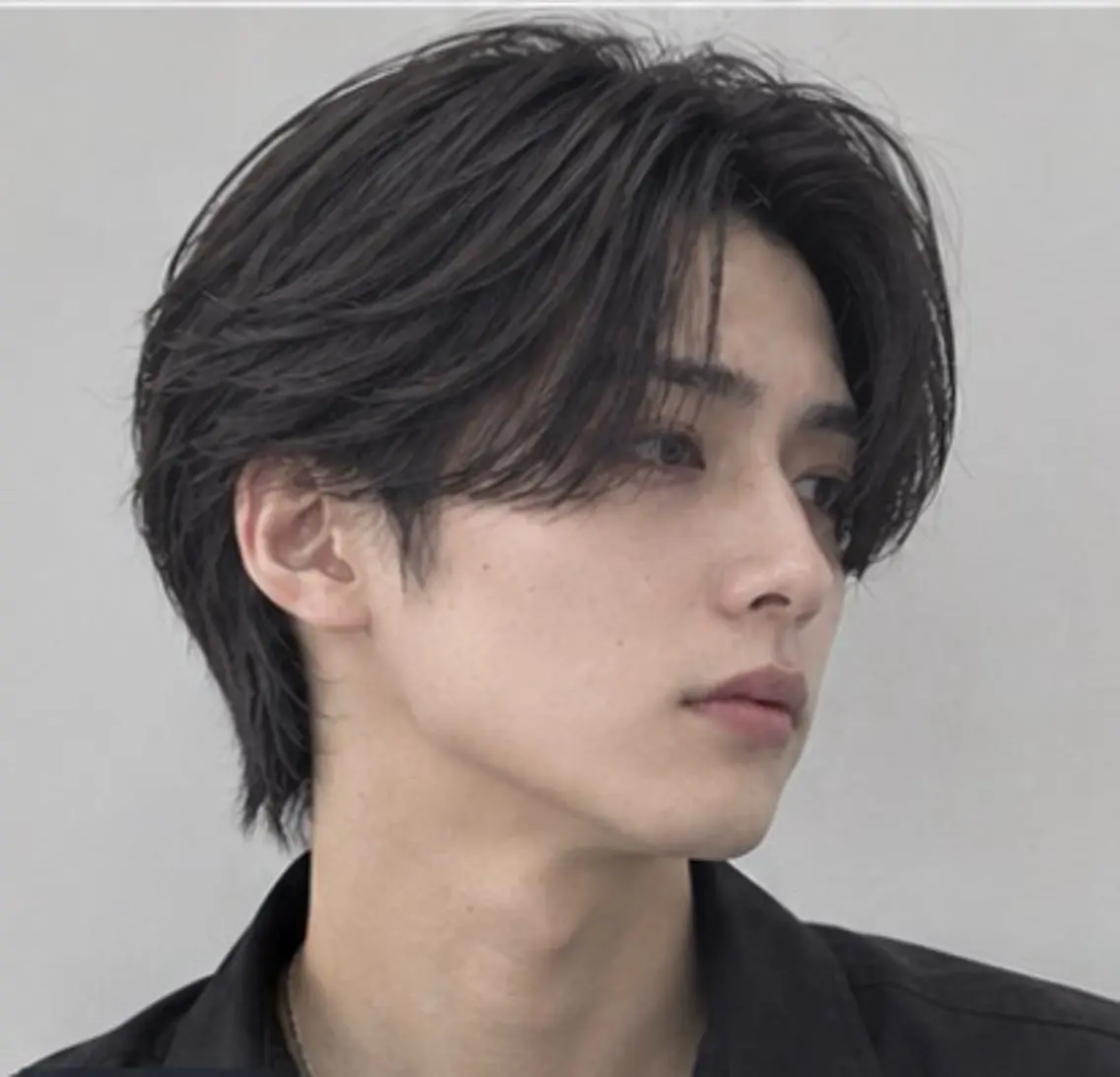 メンズ センターパート フェザーパーマ メンズ韓国風 韓国マッシュ マッシュ FORCE 青木明日翔のヘアスタイル
