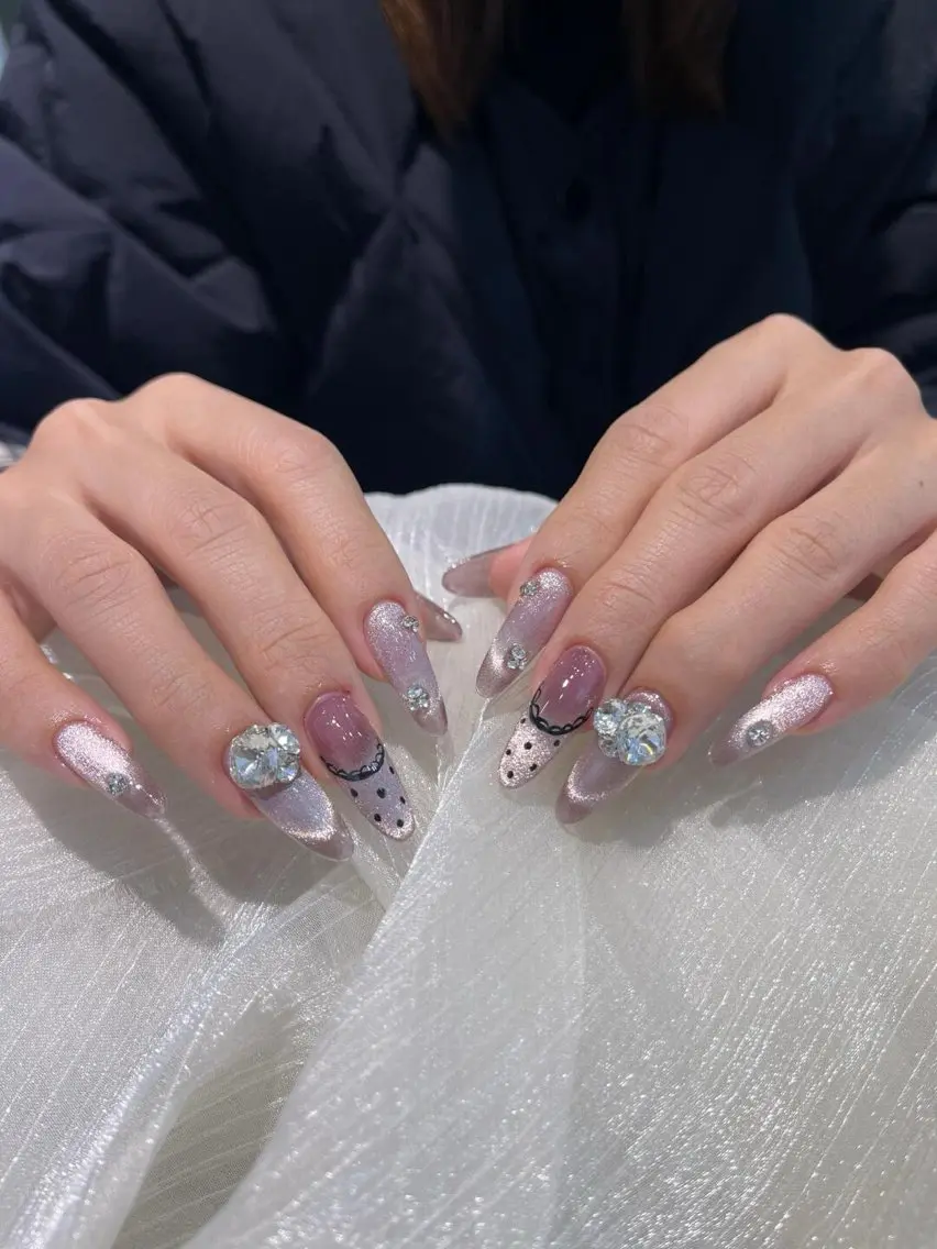 💅【指先のキラキラ感アップ】カラー/パーツ種類豊富の写真