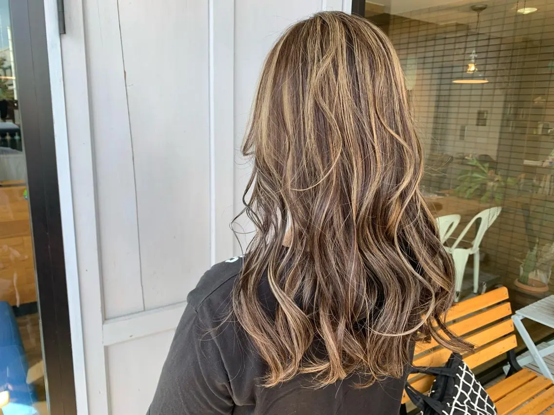 ロング カラー ベージュカラー ハイライトカラー ハイライト ヘアカラー トリートメント ツキダテ ユイのヘアスタイル