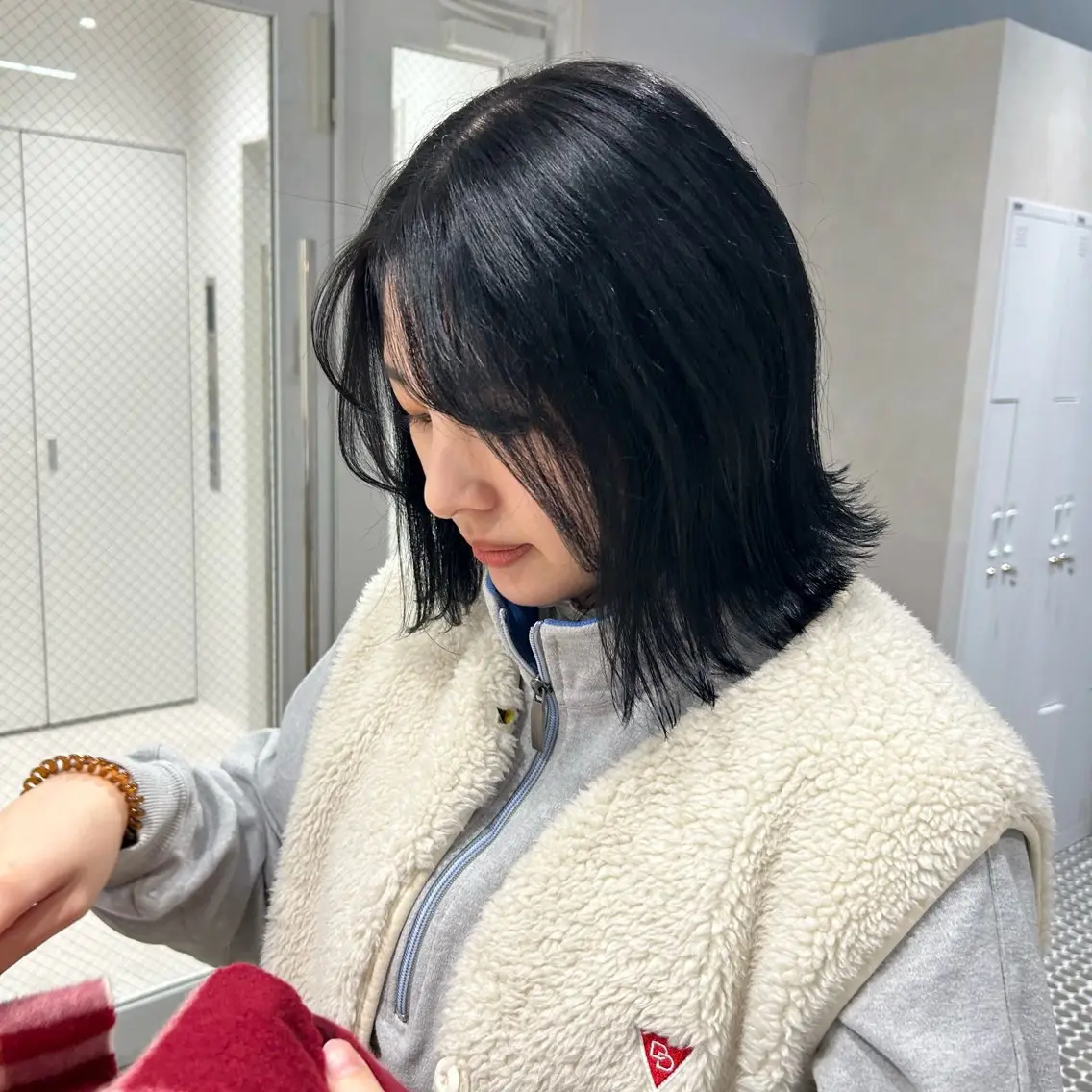 ミディアム カラー 黒髪 ブルーカラー ブルーブラック ボブ 外ハネヘア カット ヘアカラー ヘッドスパ SALOWIN栄 三丁目 木戸里実のヘアスタイル