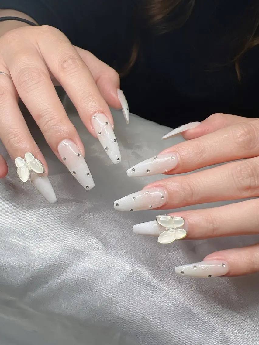 ネイル 長さ出し グラデーション 卒業式 キラキラネイル マグネットネイル Lee Nailsのネイルデザイン