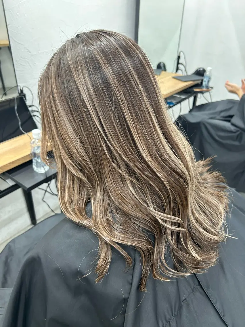 ミディアム カラー ハイライトカラー ハイライト RYOSUKE ハイトーンのヘアスタイル