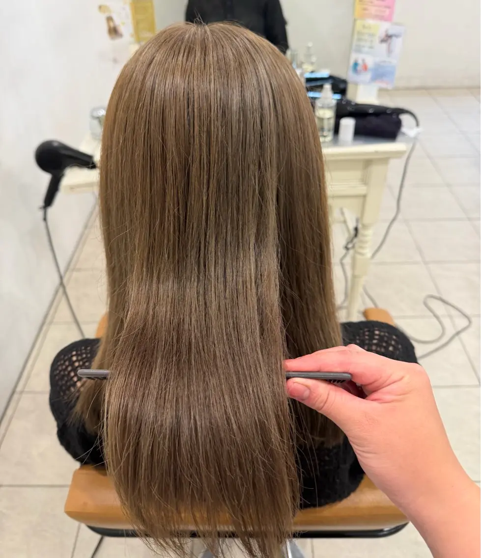 セミロング カラー アッシュ ベージュカラー ブリーチ ダブルカラー ミルクティーベージュ カット ヘアカラー 🫧うる艶ヘアー🫧 Yukaのヘアスタイル