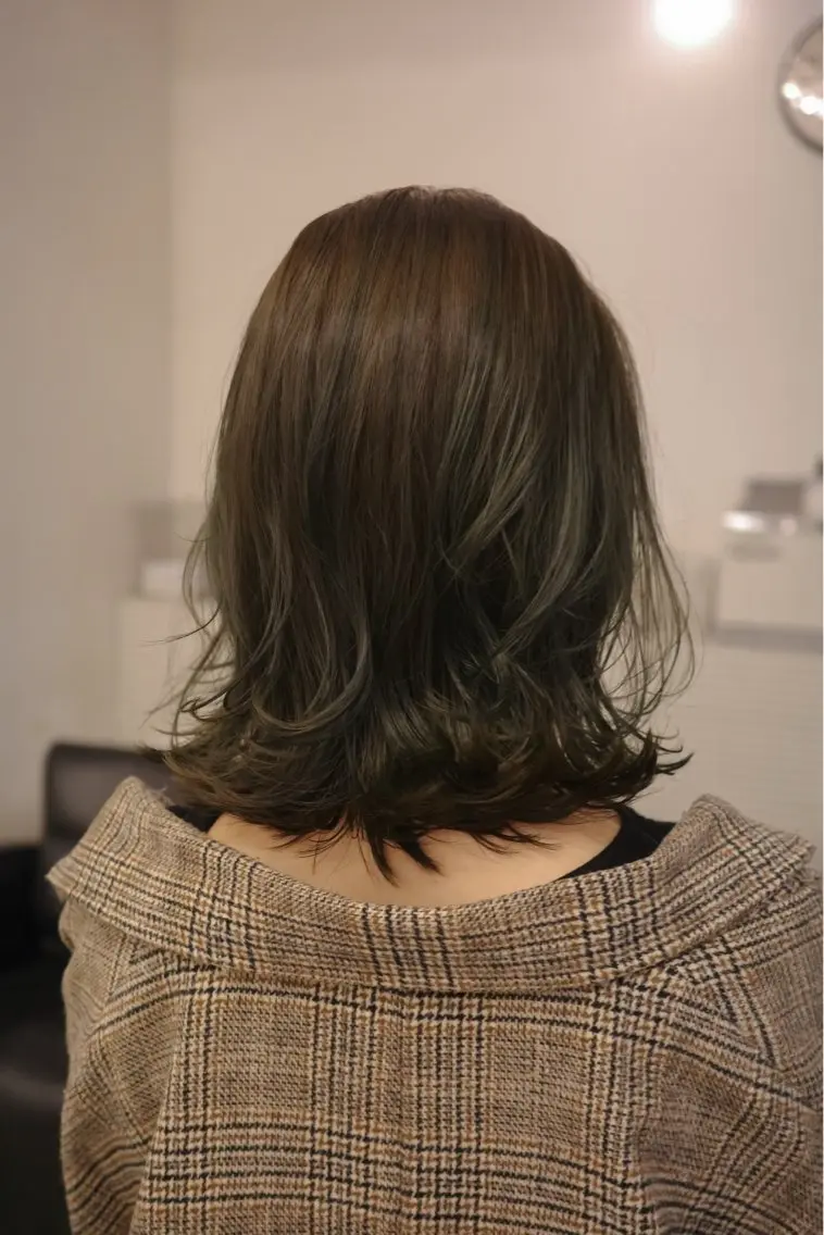 ミディアム カラー カット ヘアカラー ミタニ ナギサのヘアスタイル