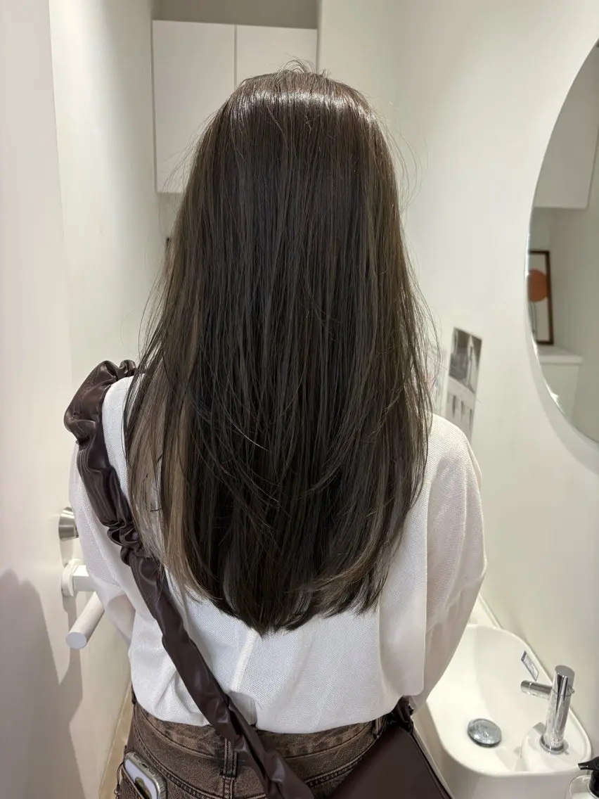 ロング カラー グレージュ オリーブグレージュ オリーブグレー カット ヘアカラー トリートメント 透明感カラー🫧 nanohaのヘアスタイル