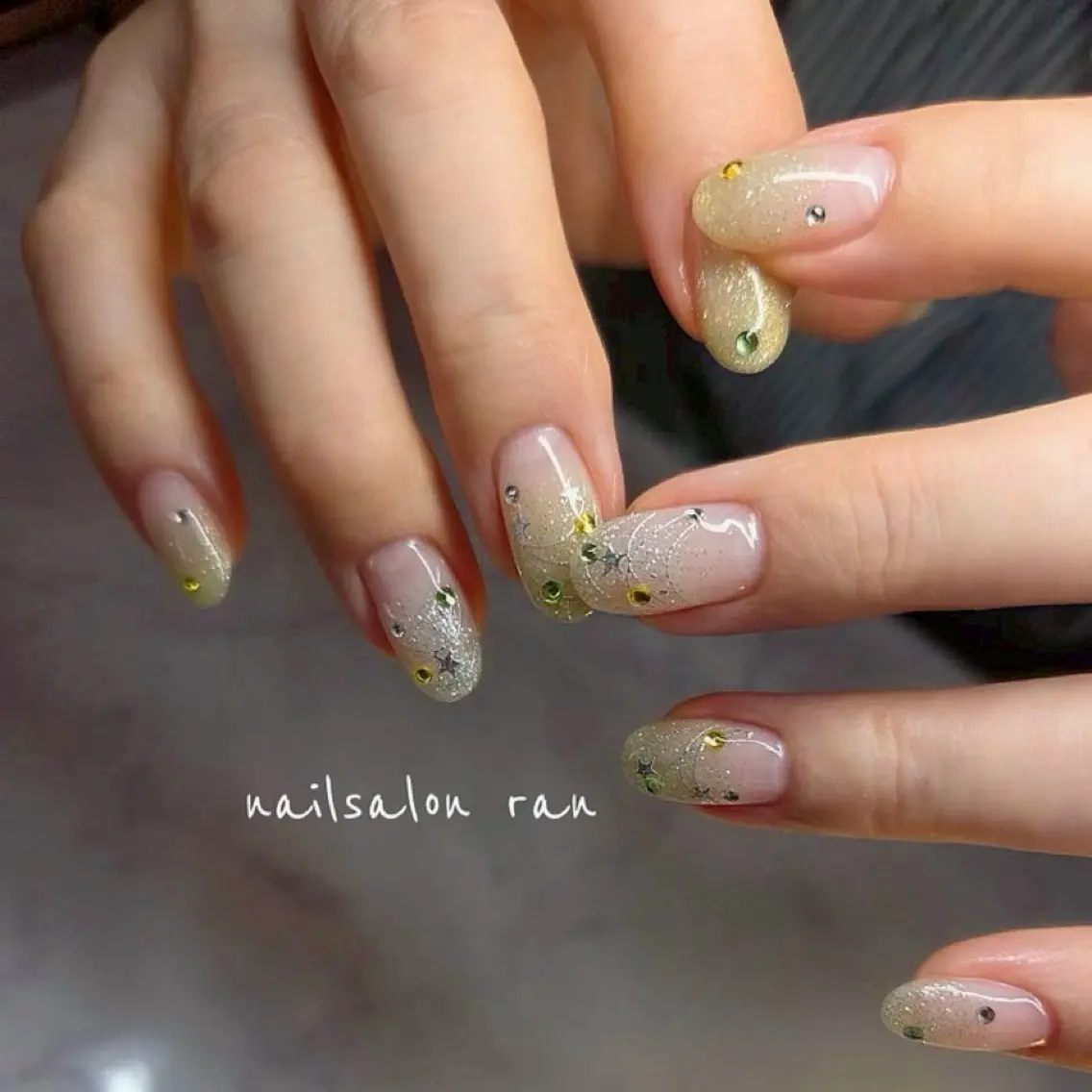 ネイル グラデーション ラメ(グリッター) ラメグラデーション 黄色 ハンドネイル ハンドケア nailsalon ranのネイルデザイン