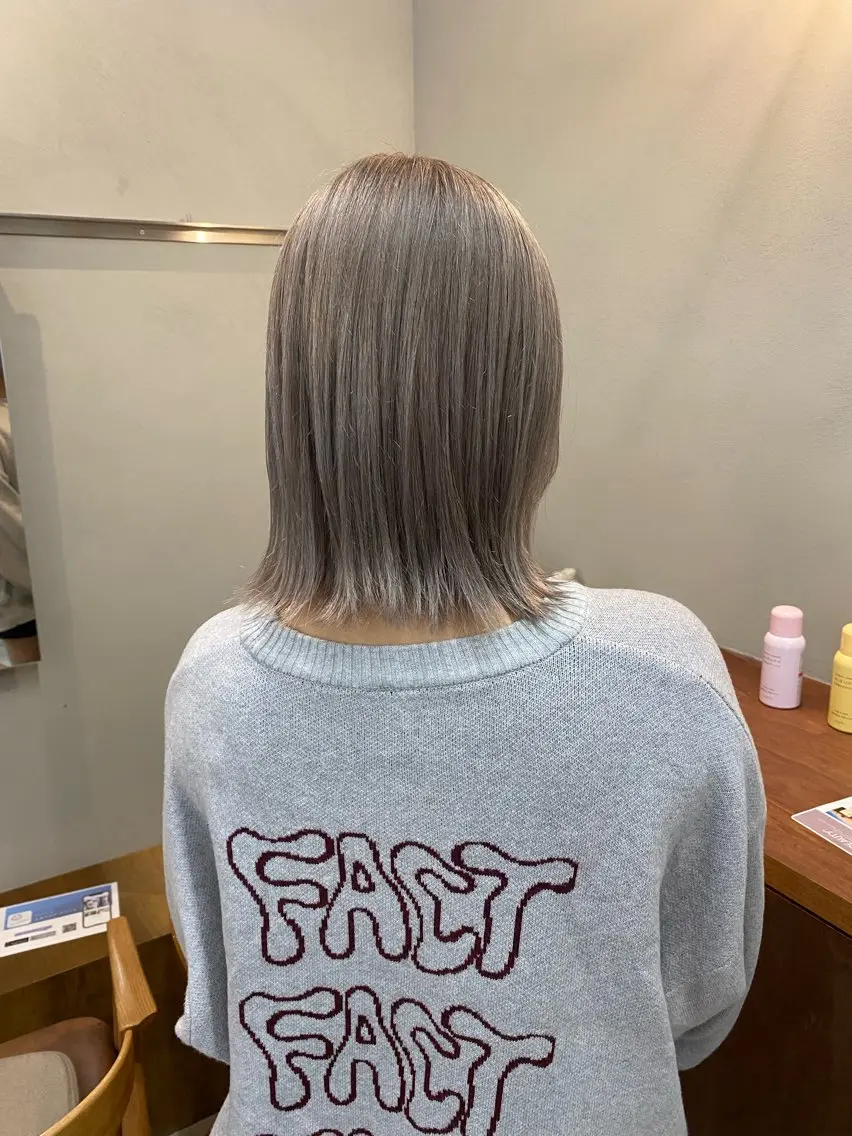 ミディアム カラー ブリーチ グレージュ ハイトーンカラー ミルクティーグレージュ カット ヘアカラー トリートメント NIKO/名古屋/ 髪質改善/艶髪のヘアスタイル