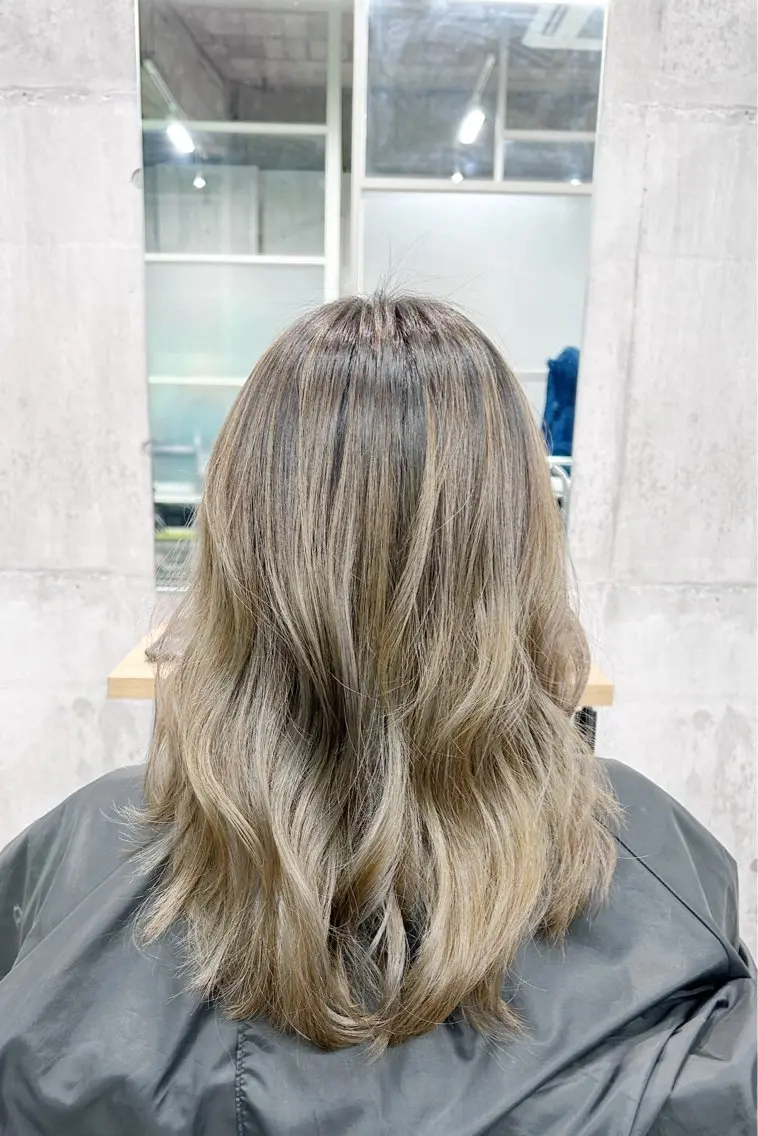 ロング カラー バレイヤージュ ブリーチ グレージュ レイヤーカット ヘアカラー トリートメント newi赤羽 ✂️KEN✂️のヘアスタイル