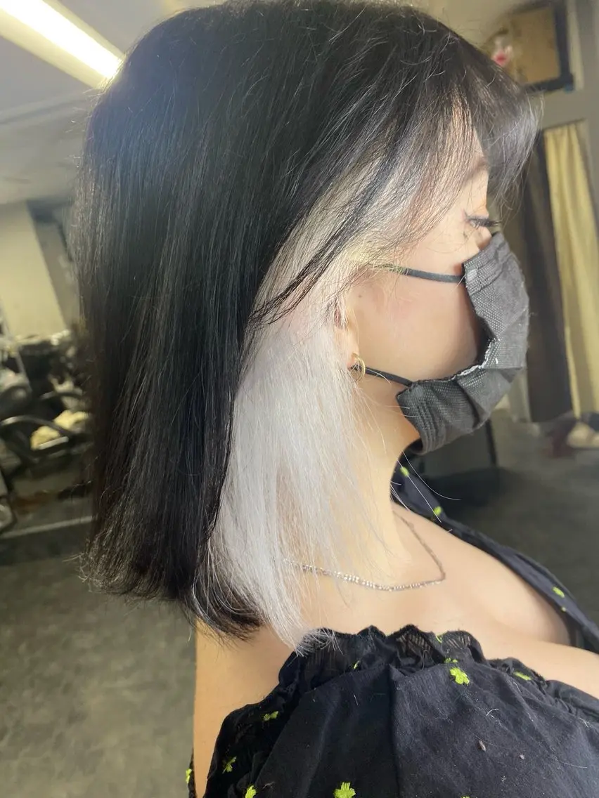 ポイントカラー🩵インナー、イヤリングカラー　裾カラーの写真