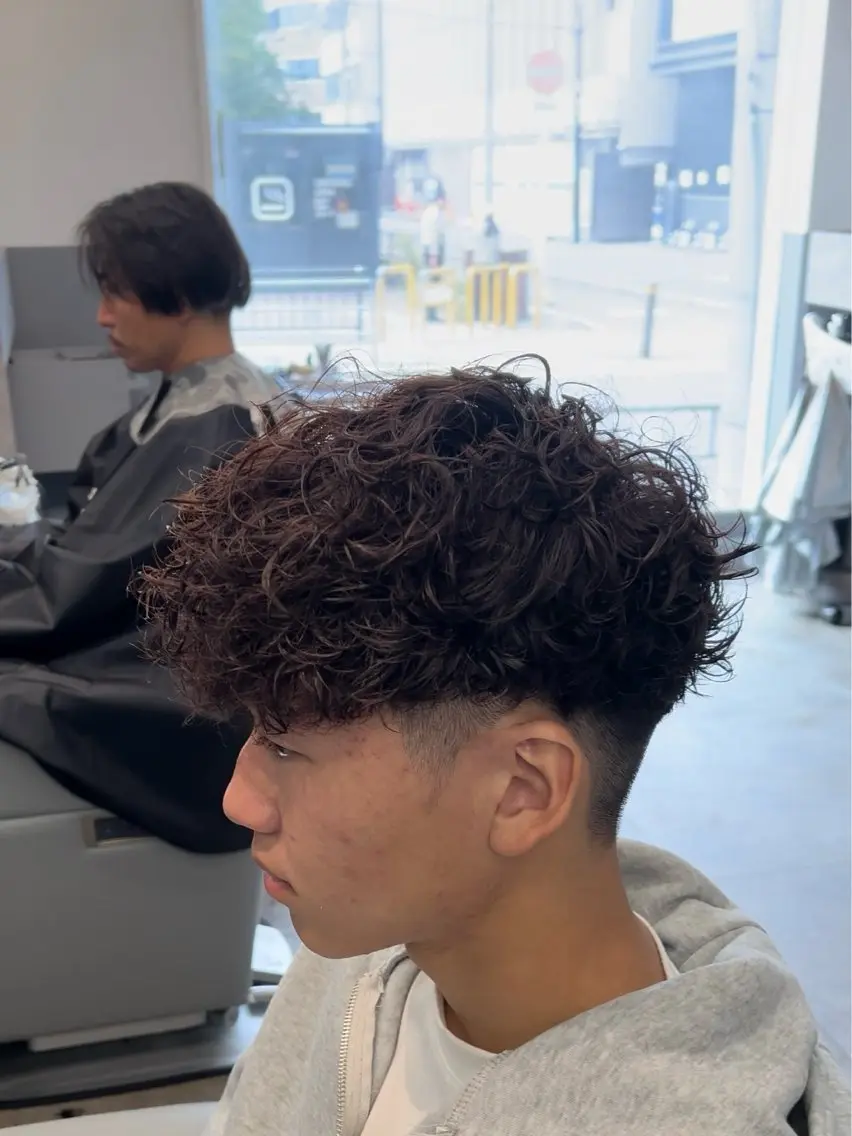 ミディアム パーマ メンズ スペインカール 阪田 集/メンズヘアのヘアスタイル