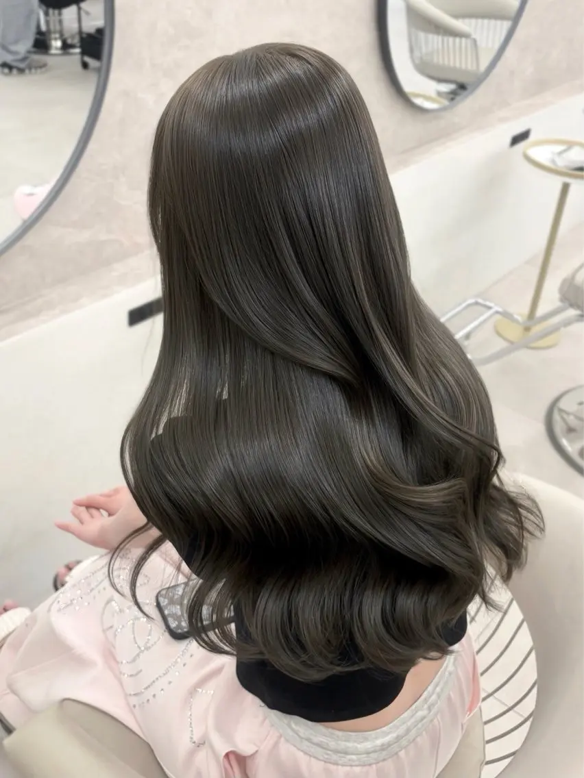 ロング カラー グレージュ オリーブグレージュ オリーブグレー ヘアカラー 🎀ワンホンヘア/ 𝓶𝓮𝓲🎀のヘアスタイル