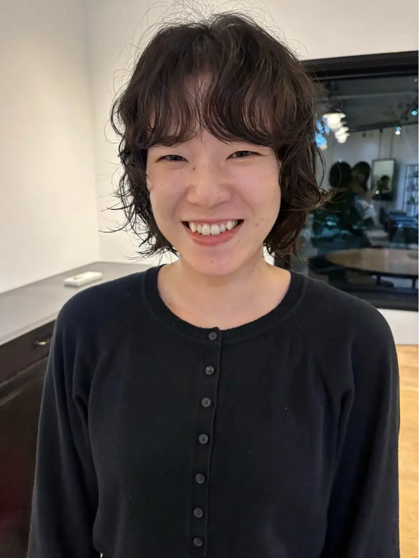 パーマ 万殿 芽以のヘアスタイル
