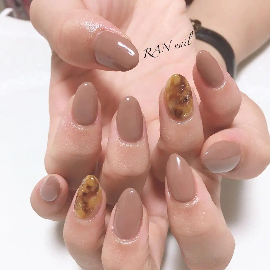 ネイル べっ甲ネイル オフィスネイル ワンカラーネイル ホワイト 冬ネイル RAN nailのネイルデザイン
