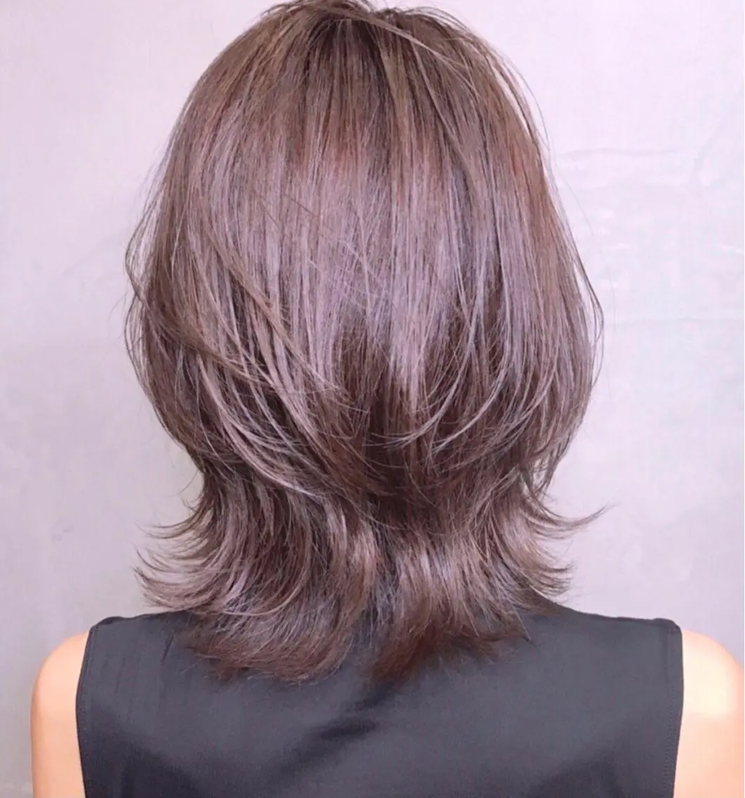 ミディアム カラー ミディアムパーマ アッシュ ベージュカラー ブルーカラー グレージュ ヘアカラー AKI アキのヘアスタイル