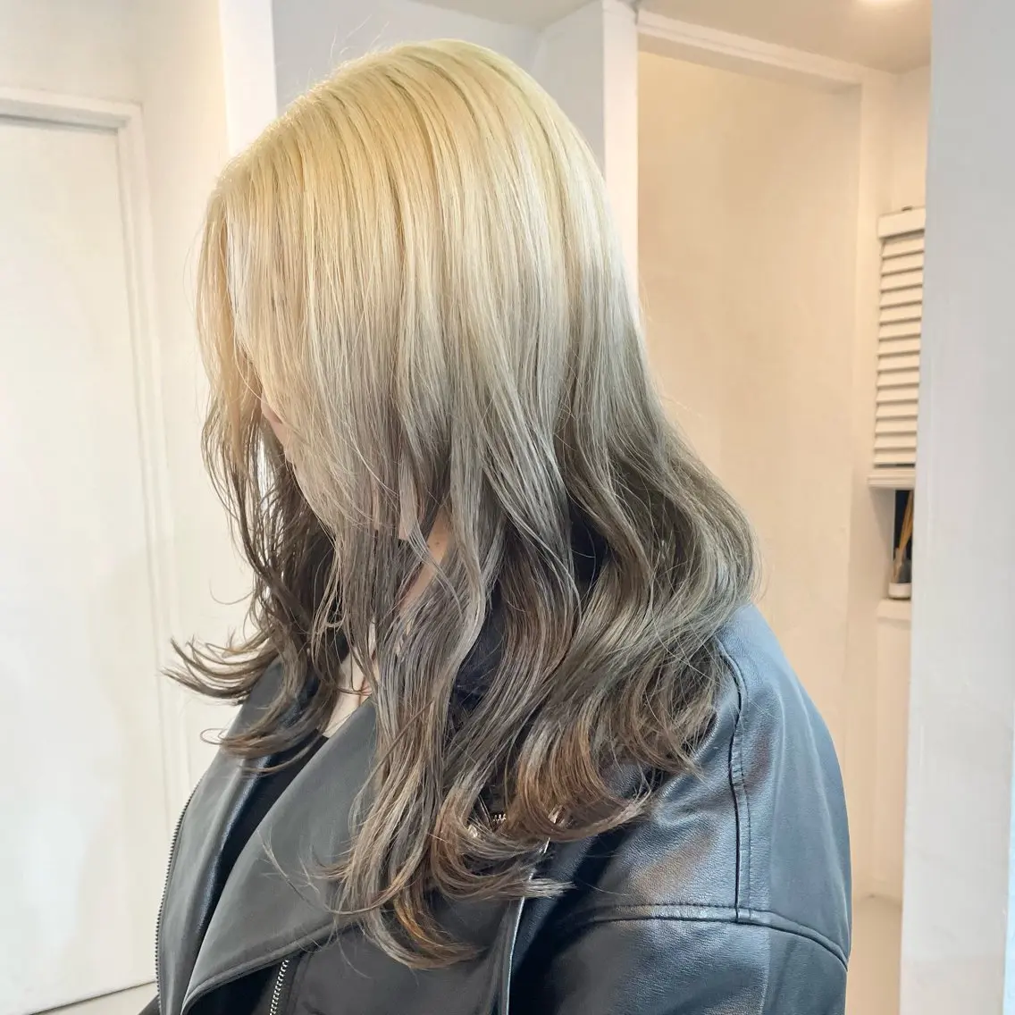 ロング カラー ヘアカラー トリートメント ヘアセット ハイトーン×レイヤー ／遠藤将太のヘアスタイル