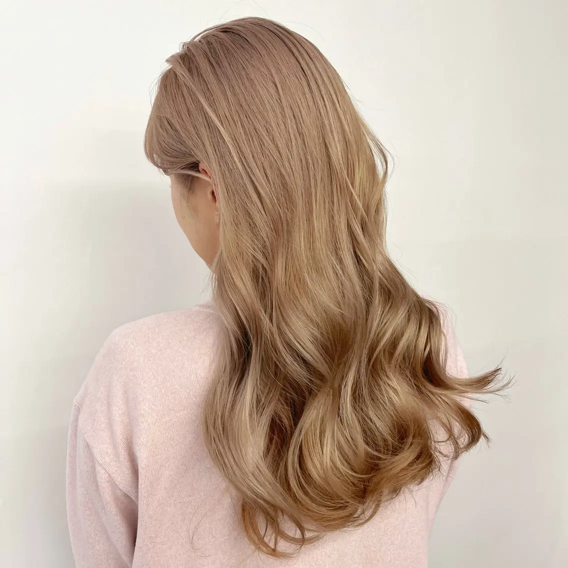 ロング カラー ベージュカラー ミルクティーベージュ カット ヘアカラー トリートメント No1顔まわりカット &レイヤー/サキのヘアスタイル