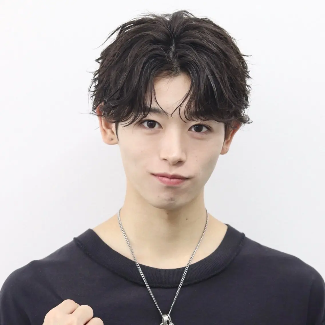 ミディアム パーマ メンズ カット パーマ ヘアセット メンズフェザー毛流れ パーマASHU渋谷のヘアスタイル