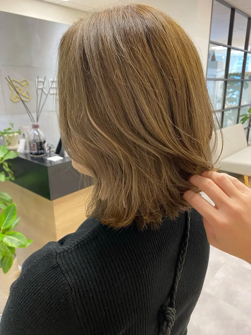 ミディアム カラー ベージュカラー オリーブベージュ 中尾 綺のヘアスタイル