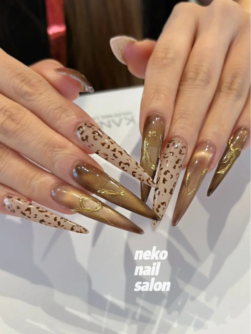 ネイル アニマル柄 ロングネイル マグネットネイル ミラーネイル スーパーロングネイル ハンドネイル neko nailのネイルデザイン