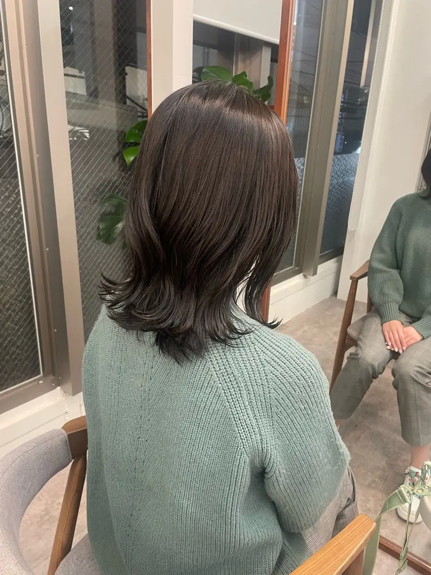 ミディアム ヘアカラー 顔まわりレイヤー 透明感カラー🩵🩵のヘアスタイル