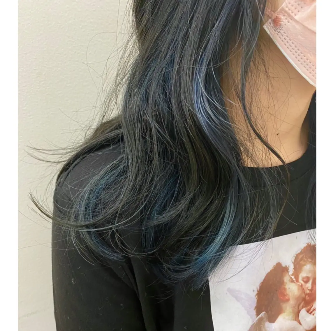 ロング カラー アッシュ 黒髪 ブリーチ ブルーカラー ブルーブラック 西田 夏望のヘアスタイル