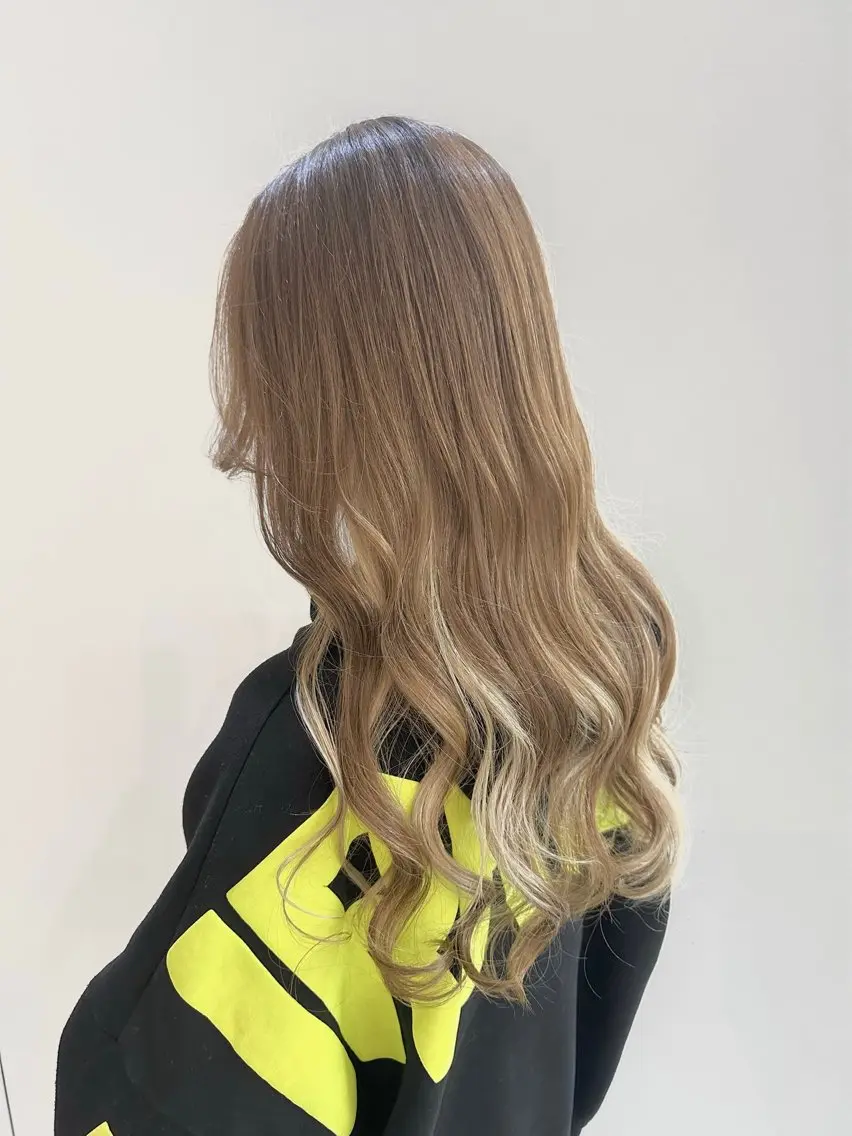 ロング カラー ベージュカラー 透明感カラー グラデーションカラー ミルクティーベージュ カット ヘアカラー トリートメント ヘッドスパ Marico D.I.E.V.Aのヘアスタイル