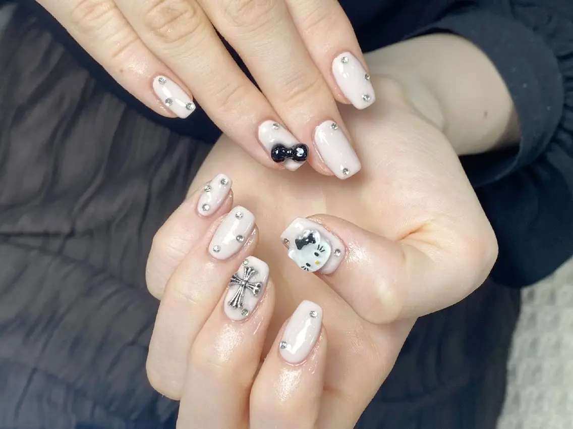 ネイル チークネイル フレンチネイル ジェルネイル ガーリー キラキラネイル ハンドネイル UM Nail Salonのネイルデザイン