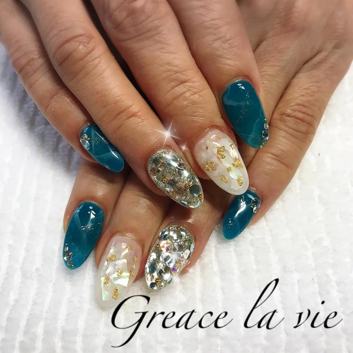 ロング カラー パーマ ヘアアレンジ キッズ ネイル マツエク・マツパ ブルーカラー ブルー Greace  la vieのネイルデザイン