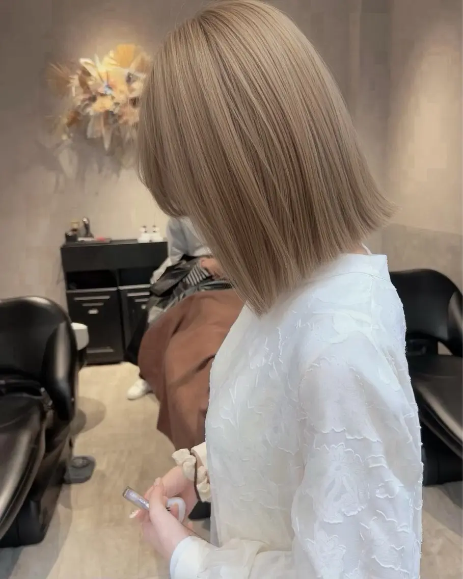 ミディアム カラー ヘアカラー トリートメント tomoya 透明感のグレージュのヘアスタイル