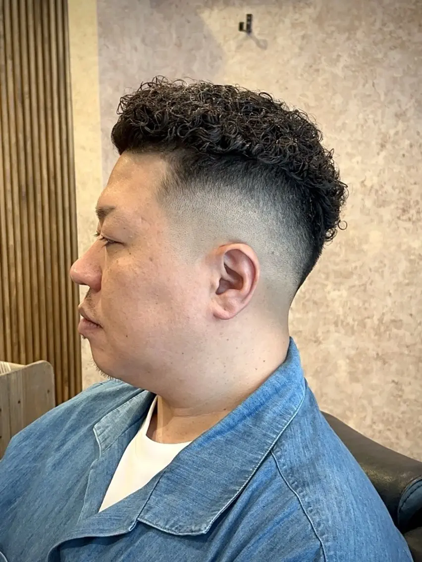 ショート パーマ メンズ フェードカット メンズパーマ スキンフェード 北千住バーバー理容室 小堀悠作のヘアスタイル
