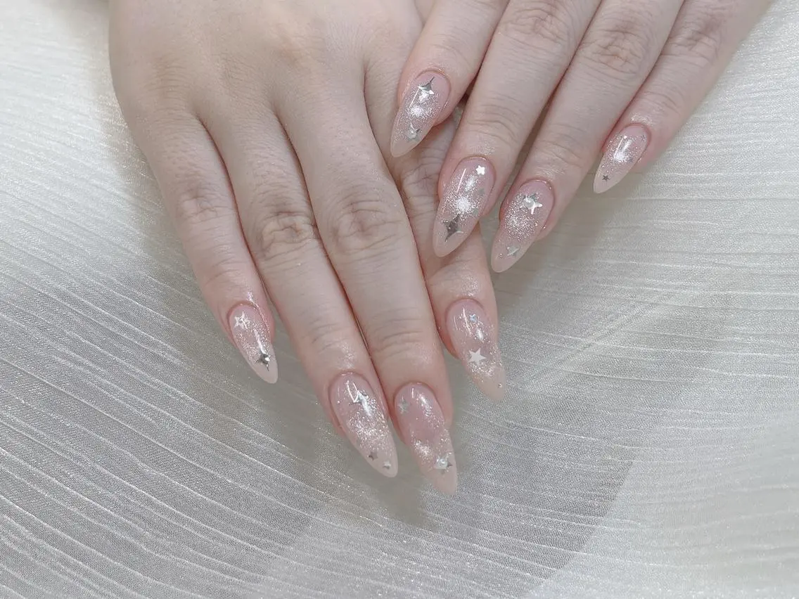 ネイル チークネイル ドット フラワーネイル フレンチネイル キラキラネイル ハンドネイル Chiaki ネイル大宮店のネイルデザイン