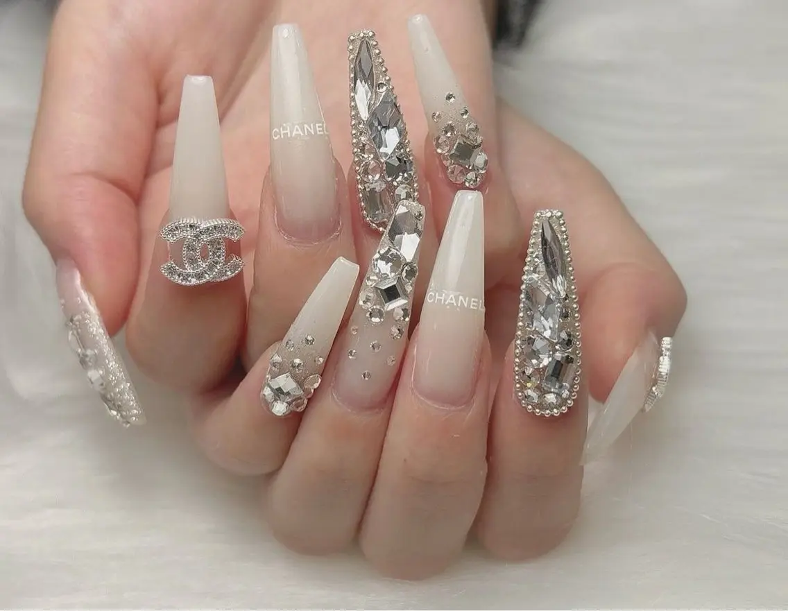 ネイル マグネットネイル ピンク ネイルチップ 冬ネイル クリスマス ハンドネイル Lee Nailsのネイルデザイン