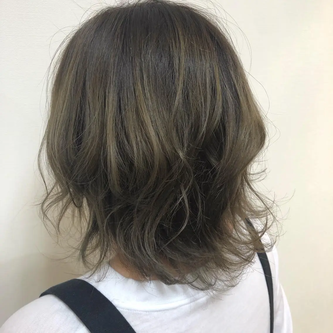 ミディアム カラー アッシュ ブリーチ ミルクティーアッシュ ヘアカラー ☁️Stylist Karin☁️のヘアスタイル