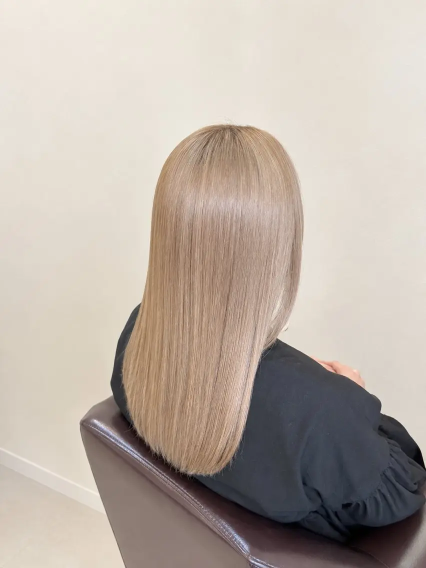 セミロング カラー ベージュカラー 透明感カラー ホワイトベージュ ヘアカラー 林 すずかのヘアスタイル