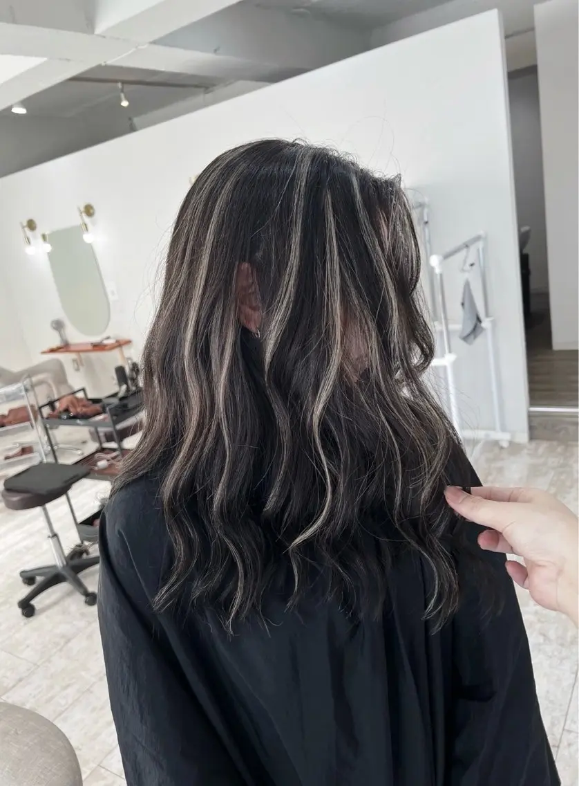 セミロング カラー ブラウンカラー ダークブラウン ハイライトカラー ハイライト 指名数No.1 /NAOYAのヘアスタイル