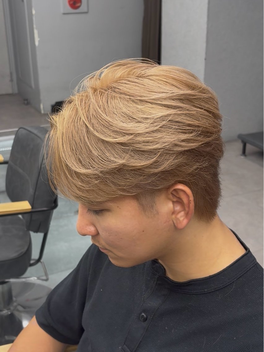 ショート カラー メンズ メンズブリーチ センターパート ベージュカラー ブリーチ ミルクティーベージュ カット ヘアカラー フェザーパーマ特化/ ハイトーン/メンズのヘアスタイル